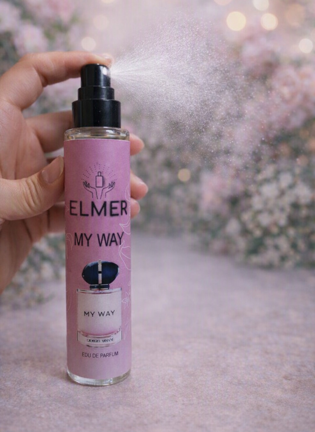 اسپری کردن ادکلن جیبی ELMER My Way روی پوست